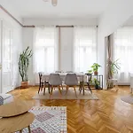 Cedar Suite Apartment